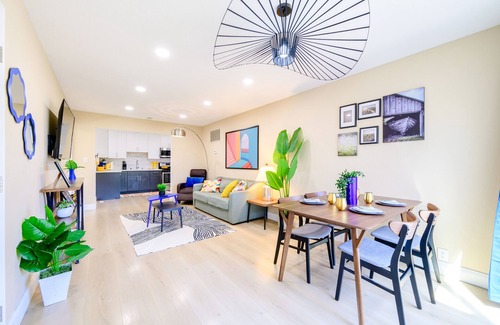 Davis Tract House | Bright & Modern 2BR Retreat– Stylish & Central