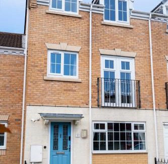 Stafford Apartment | Bright & modern 4 bedroom townhouse