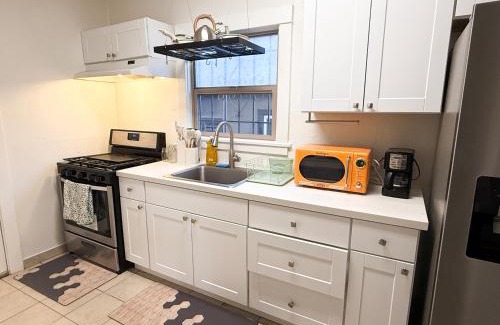 Temescal Apartment | Bright, Modern & Artsy Space