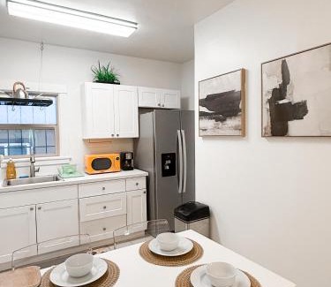 Temescal Apartment | Bright, Modern & Artsy Space