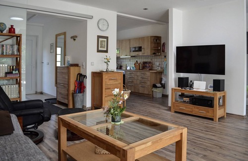 Bernau bei Berlin House | Bright, modern house with large garden and terrace