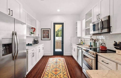 Milan House | Bright Modern House with Backyard 2br|2ba