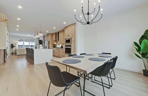 Northwest Calgary House | Bright & Modern Luxurious Home - Secure Garage Parking - King Bed - Pet Friendly