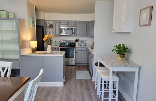 Park Forest Village House | Bright, Modern Park Forest Home, 2.5m to Penn State! Breakfast included.
