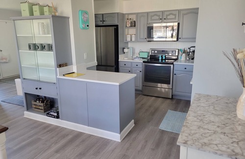 Park Forest Village House | Bright, Modern Park Forest Home, 2.5m to Penn State! Breakfast included.