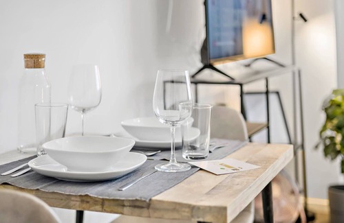 Antonviertel Apartment | ☆BRIGHT: New Design Studio | Kitchen | Parking