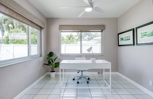 Bel Air House | Bright, one-level home, Florida room, Sony 85” 4k TV, W/D & AC - near the beach