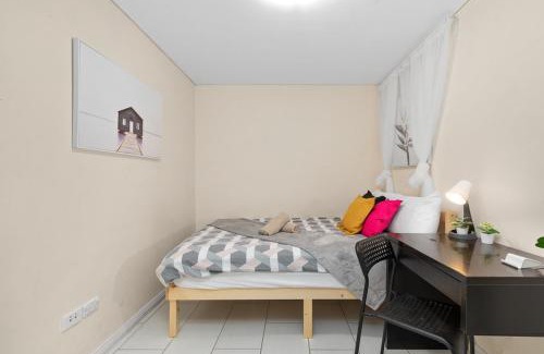 Chippendale House | Bright Private Room - Nearby CBD UTS USYD - Seconds to Famous Eateries - Shared Bathroom