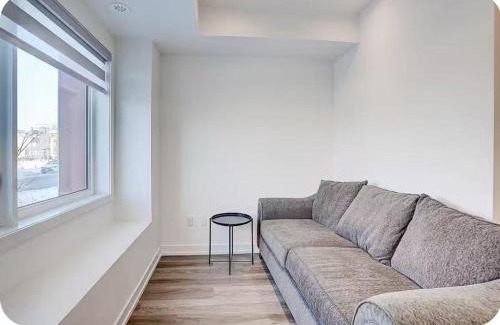 Downsview House | Bright Queen Room with Shared Bathroom near Downsview Park Subway York University and Yorkdale Mall