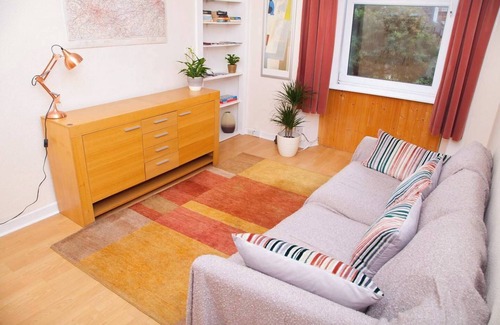 Newhaven Apartment | Bright & Quiet Edinburgh Home + Free Parking