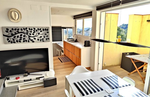 Vallpineda Apartment | Bright renovated apartment with views of the vineyards and sea plus pool