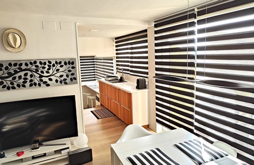 Vallpineda Apartment | Bright renovated apartment with views of the vineyards and sea plus pool