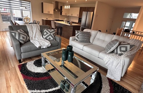 Mirabel House | Bright room for rent in a 5 and a half
