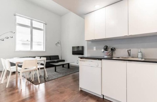 Downtown Montreal Apartment | Bright Spacious Apt Downtown MTL