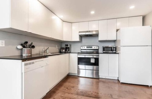 Downtown Montreal Apartment | Bright Spacious Apt Downtown MTL