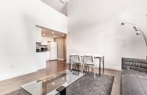 Downtown Montreal Apartment | Bright Spacious Apt Downtown MTL
