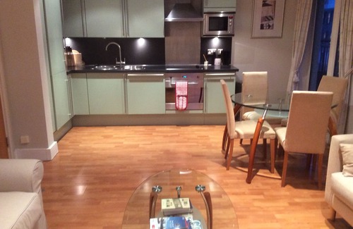 Tower Hill Apartment | Bright Spacious Flat with Balconies 150m from Tower of London