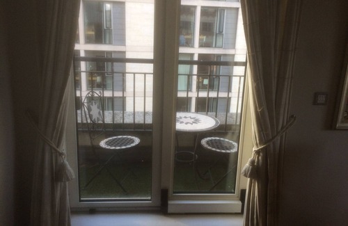 Tower Hill Apartment | Bright Spacious Flat with Balconies 150m from Tower of London