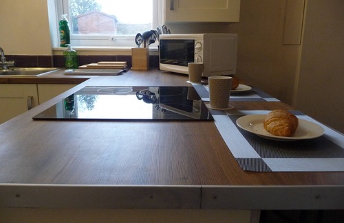 Lower Wick House | Bright spacious home, enclosed garden & parking