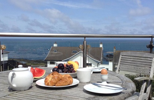 Portstewart House | Bright spacious house with sea views and balcony. Golf, Surfing, Walks, Scenery.
