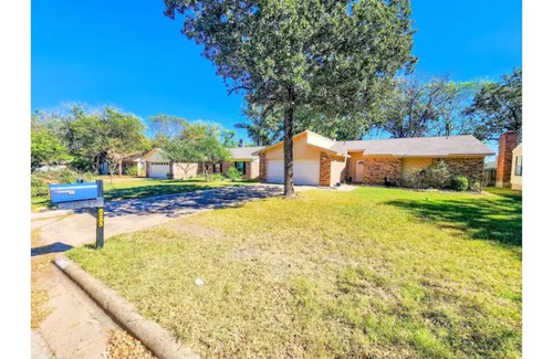 Bryan House | Bright & Spacious with a Huge Private Back Yard