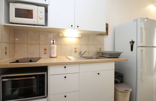 Balaruc-les-Bains Apartment | Bright studio with air conditioning and wifi in Balaruc-les-Bains