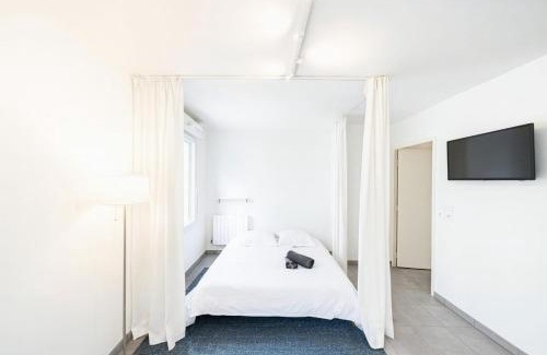 Gorge de Loup Apartment | Bright studio with garage - Valmy District