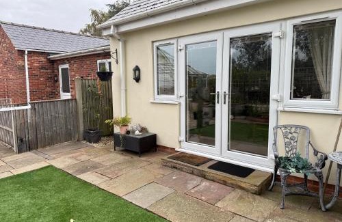 Rampton House | Bright, Stylish 1-Bed Bungalow with Private Garden
