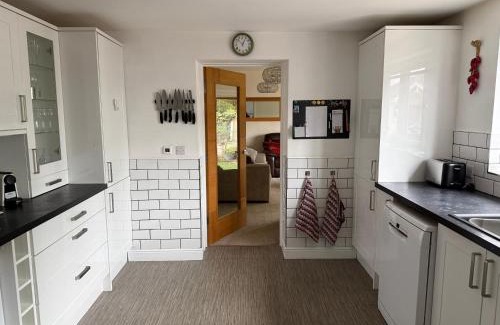 Rampton House | Bright, Stylish 1-Bed Bungalow with Private Garden