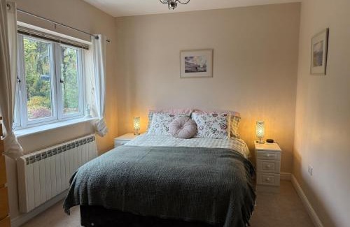Rampton House | Bright, Stylish 1-Bed Bungalow with Private Garden