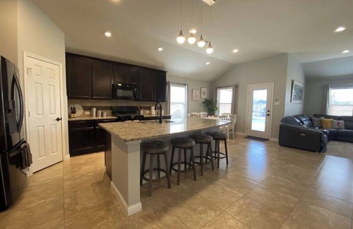 Leander House | Bright Stylish 3 BR Home w/Pool & Hot Tub