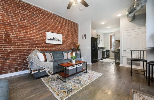 East Allegheny Apartment | Bright & Stylish Apartment with King Bed & Parking