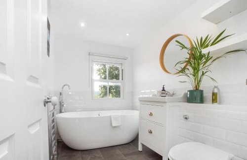 Mile End Apartment | Bright, stylish & cosy 3-Bed Flat near Mile End