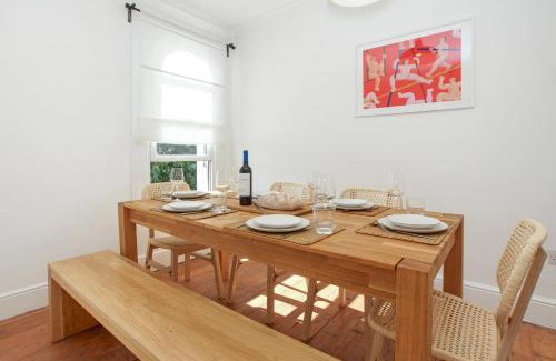 Mile End Apartment | Bright, stylish & cosy 3-Bed Flat near Mile End