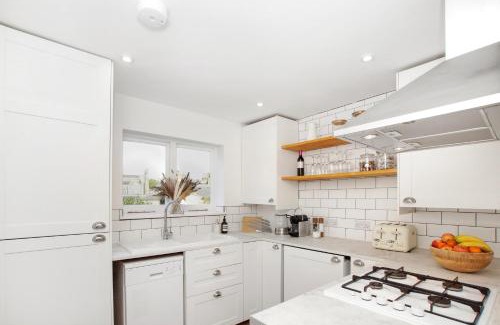 Mile End Apartment | Bright, stylish & cosy 3-Bed Flat near Mile End