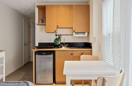 Hillside - Quadra - Downtown Blanshard Apartment | Bright suite in Vibrant Fernwood