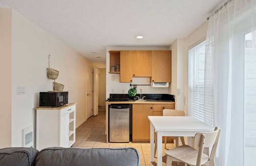 Hillside - Quadra - Downtown Blanshard Apartment | Bright suite in Vibrant Fernwood