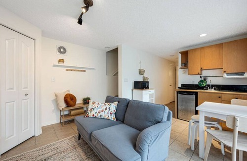 Hillside - Quadra - Downtown Blanshard Apartment | Bright suite in Vibrant Fernwood