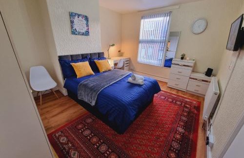 Harehills House | Bright sunny, double bed with garden, TV and Wi-Fi