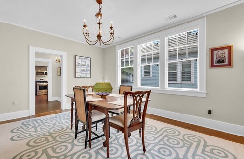 Thomas Square Apartment | Bright Thomas Square Retreat w/Parking and Patio by Lucky Savannah