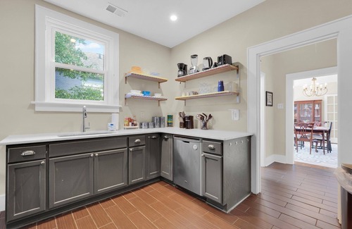 Thomas Square Apartment | Bright Thomas Square Retreat w/Parking and Patio by Lucky Savannah