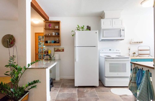 Sunnyside House | Bright Urban Guesthouse, Walk to Cafe and Shops, golf driving range at backyard