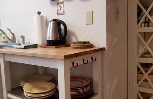 Sunnyside House | Bright Urban Guesthouse, Walk to Cafe and Shops, golf driving range at backyard