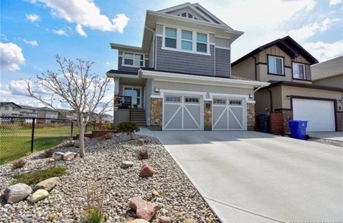 Lethbridge House | Bright Walk-Out Suite - Kitchenette & Amazing View