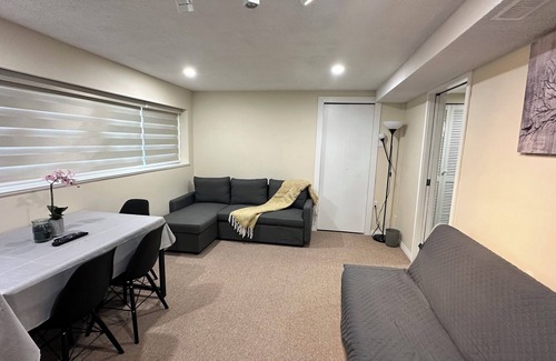 Delta House | Bright1 BR suite w/free parking & wifi & Netflix & all basic amenities