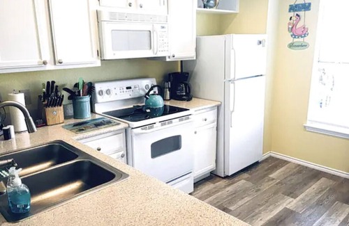 Corpus Christi Condo | "Brighton" fun-in-the-sun 2-bdrm 1st floor Beach Club condo!