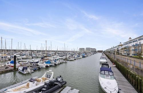 Seafront House | Brighton Water Cabin at the Marina, Free Parking By My Getaways