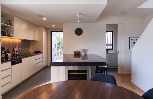 South Melbourne Apartment | Brilliant Townhouse in Sensational Sth Melb. Law