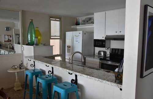 South Mission Beach Condo | Brilliantly Sun Drenched Beachfront Condo on the Sands of South Mission Bay