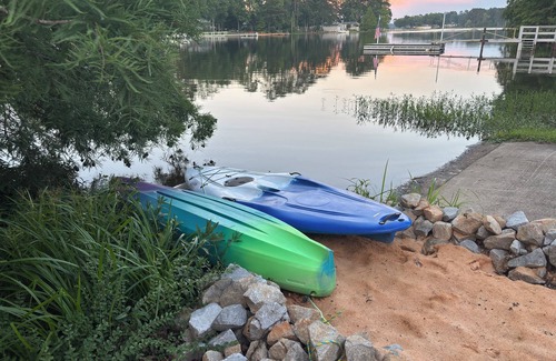 Prosperity House | Bring a boat, swim, kayak in the lake, play games in the barn.